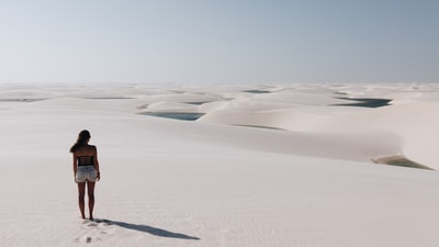 站在沙漠上的女人